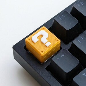 Peut inclure: Ensemble de trois tasses en céramique avec une finition mate et mouchetée. Les tasses sont dans des tons crème, gris clair et gris foncé. Chaque tasse a un design simple et minimaliste, parfait pour le café ou le thé.