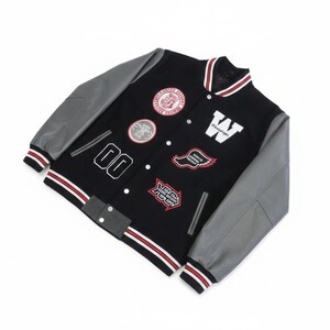 Könnte beinhalten: Schwarze Collegejacke mit grauen Lederärmeln. Verfügt über mehrere Aufnäher, darunter ein großes "W" und die Nummer "00". Die Jacke hat rot-weiß gestreifte Verzierungen an den Manschetten, am Kragen und am Saum.