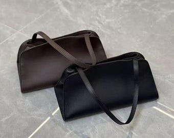 Bolsa clutch Peggy em couro preto/marrom, tamanho pequeno, estilo baguette, para o dia a dia, minimalista, transversal, ideal para usar sob o braço, perfeita para o trabalho.