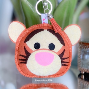 Nalle Puh Tiger, handgjord nyckelring till Disney mini-ryggsäck. Matchande Musse Pigg öron Tsum Tsum Ufufy Disney examensöron present