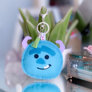 Monsters Inc Sulley , A mano Llavero Bolso encanto. Matching Mickey Ears Tsum Tsum Ufufy Disney / Regalos de graduación para ella o él