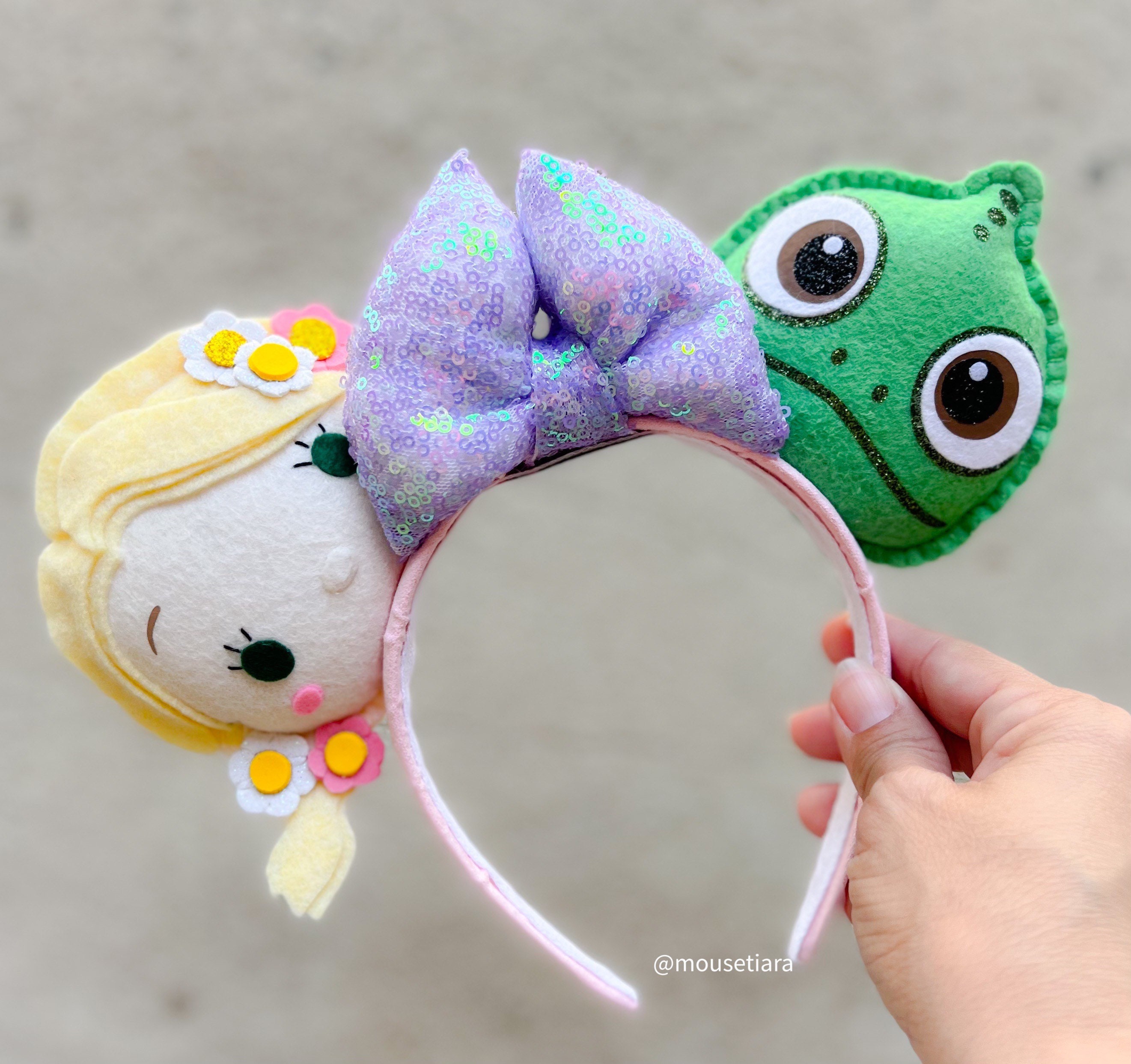 【Disney】US Disney Parks 塔の上のラプンツェル カチューシャ Amazon | 塔の上のラプンツェル リボンフラワーカチューシャ