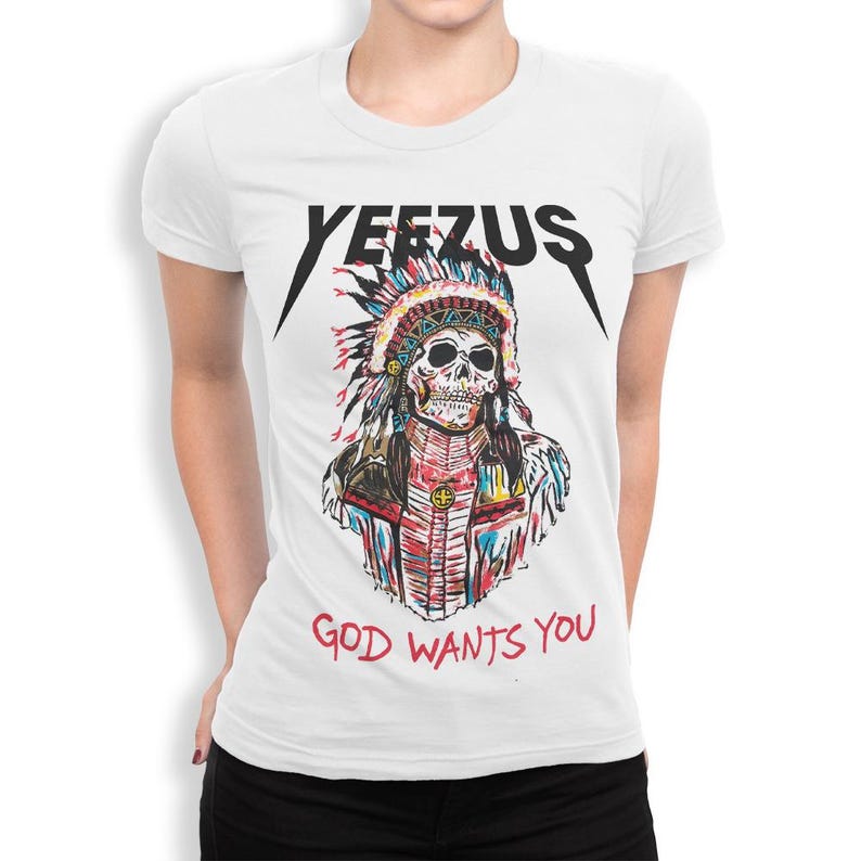 Peut inclure: T-shirt blanc avec un motif graphique d'un cr&acirc;ne portant une coiffe am&eacute;rindienne. Le mot "YEEZUS" est au-dessus du cr&acirc;ne, et "GOD WANTS YOU" est &eacute;crit en dessous en rouge.