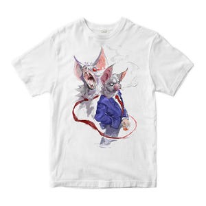 Könnte beinhalten: Weißes T-Shirt mit einer Aquarellillustration von zwei fledermausartigen Kreaturen. Eine schnaubt mit roten Augen, die andere raucht eine Zigarette und trägt einen blauen Anzug und eine rote Krawatte. Ein rotes bandartiges Design verbindet die beiden.