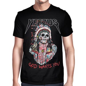 Peut inclure: T-shirt noir avec un motif d'une coiffe am&eacute;rindienne et d'un cr&acirc;ne. Le mot "YEEZUS" est au-dessus du motif, et "GOD WANTS YOU" est en dessous, le tout en lettres blanches et rouges.