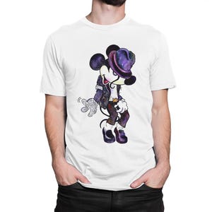 Può includere: T-shirt bianco con un personaggio dei cartoni animati di Topolino con cappello e giacca viola, che imita una posa di danza. Il personaggio indossa pantaloni e scarpe neri, con un guanto bianco su una mano.