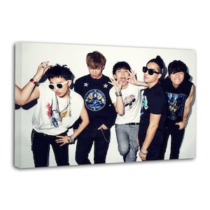 Peut inclure: Impression sur toile représentant cinq personnes posant. Ils portent des tenues décontractées, notamment des t-shirts, des pulls et des lunettes de soleil. Le fond est blanc.