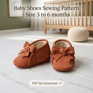 Puede incluir: Un par de mocasines para bebé de color óxido con flecos y un lazo en la parte delantera. El texto "Baby Shoes Sewing Pattern | Size 3 to 6 months" y "PDF file Download" son visibles. Los zapatos tienen un forro interior de color claro.