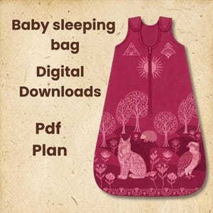 Puede incluir: Un saco de dormir para bebé magenta con cierre de cremallera e ilustraciones decorativas de árboles, animales y flores. El texto "Baby sleeping bag Digital Downloads Pdf Plan" está impreso en el lado izquierdo.