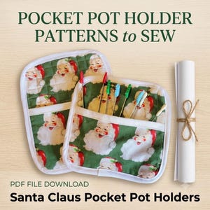 Op de afbeelding: Twee vierkante pannenlappen met zak van groene stof met een herhalende kerstmanprint en witte rand. Rechts ligt een opgerold wit papieren document vastgebonden met bruin touw. De tekst luidt POCKET POT HOLDER PATTERNS to SEW.