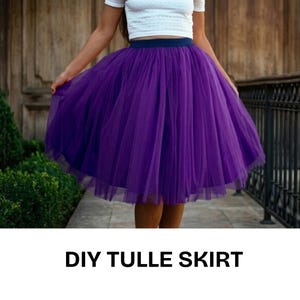 Könnte beinhalten: Ein leuchtend violetter Tüllrock mit einem marineblauen Bund. Der Rock ist voluminös und besteht aus mehreren Lagen transparenten Stoffes. Der Text "DIY TULLE SKIRT" wird in fetten, schwarzen Buchstaben am unteren Bildrand angezeigt.