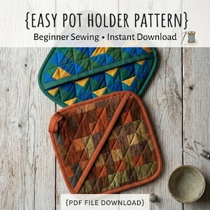 Op de afbeelding: Twee doorgestikte pannenlappen met een geometrisch driehoekspatroon. De ene pannenlap heeft blauwe, groene en gele tinten, terwijl de andere bruin- en oranjetinten bevat. De tekst luidt: {EASY POT HOLDER PATTERN} Beginner Sewing • Instant Download {PDF FILE DOWNLOAD}