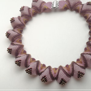 Flat  Cellini waves necklace collar pink, golden, purple