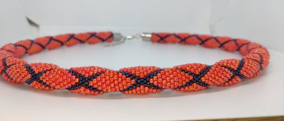 鮮やかなオレンジ色のシードビーズクロッシェネックレス、幾何学模様の 