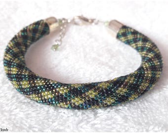 Green checked seed bead bracelet, elegant accessory, handmade geometric pattern, gift for her, free shipping with the tracking number