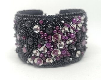 Black purple bead embroidered cuff bracelet, snap lock, wide cuff, statement bracelet, pulsera ancha, braccialetto largo
