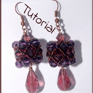 以下が含まれることがあります： 紫と茶色のビーズイヤリングに、涙型のクリスタルがぶら下がっています。イヤリングは、小さなビーズと、より大きなファセットカットのビーズで作られています。イヤリングは、ユニークでスタイリッシュなアクセサリーです。