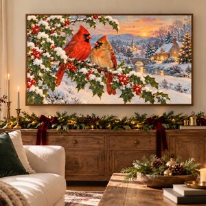 Pu&ograve; includere: Una stampa artistica rettangolare raffigurante due cardinali appollaiati su un ramo di agrifoglio innevato con bacche rosse. Lo sfondo mostra un paesaggio invernale con un cottage in pietra, un ponte e un cielo al tramonto su un villaggio.