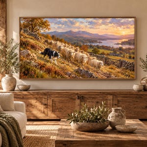 Puede incluir: Un cuadro de paisaje rectangular que muestra a un border collie blanco y negro pastoreando un reba&ntilde;o de ovejas por una ladera cubierta de hierba. La escena incluye un muro de piedra, un lago lejano y monta&ntilde;as bajo un cielo al atardecer.
