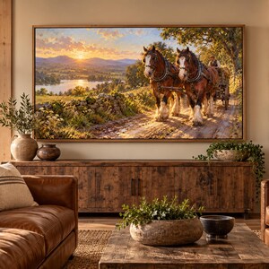 Puede incluir: Una impresi&oacute;n de arte mural rectangular que presenta un paisaje con dos caballos de tiro marrones tirando de un carro de madera por un camino de tierra al atardecer, con un r&iacute;o y colinas al fondo, enmarcada en un borde de madera clara.