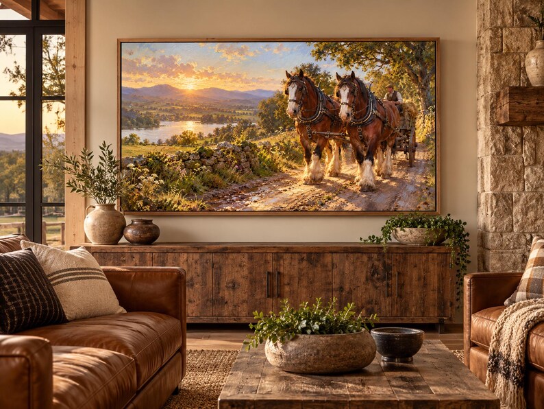 Puede incluir: Una impresi&oacute;n de arte mural rectangular que presenta un paisaje con dos caballos de tiro marrones tirando de un carro de madera por un camino de tierra al atardecer, con un r&iacute;o y colinas al fondo, enmarcada en un borde de madera clara.