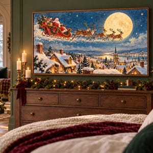 Pu&ograve; includere: Una stampa artistica rettangolare da parete che raffigura una scena festiva di Babbo Natale su una slitta rossa trainata da renne che volano in un cielo notturno con una grande luna piena sopra un villaggio innevato con finestre illuminate.