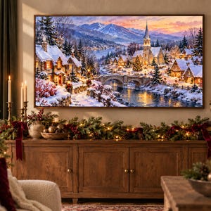 Pu&ograve; includere: Una stampa artistica da parete rettangolare che raffigura un villaggio invernale innevato con cottage in pietra, una chiesa, un ponte in pietra su un fiume e montagne innevate sotto un cielo al tramonto, in una cornice di legno scuro.