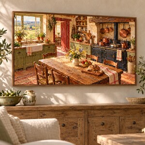 Puede incluir: Un cuadro rectangular que representa una cocina r&uacute;stica con una larga mesa de comedor de madera, sillas, una estufa vintage negra, utensilios de cocina de cobre y una ventana con vistas a un paisaje rural soleado con colinas verdes.
