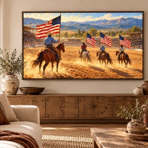 Puede incluir: Una impresi&oacute;n de arte mural rectangular que representa a cuatro jinetes a caballo en una arena polvorienta, cada uno portando una bandera estadounidense. La escena muestra un paisaje de tonos dorados con monta&ntilde;as al fondo, en estilo realista.