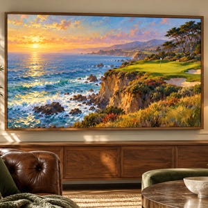 Puede incluir: Un cuadro rectangular de pared que representa un campo de golf costero al atardecer. La escena muestra un sol naranja brillante sobre un oc&eacute;ano azul con olas, acantilados rocosos y una calle verde con b&uacute;nkeres de arena bajo un cielo colorido.