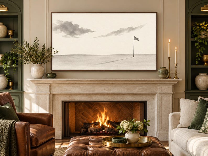 Puede incluir: Una pieza de arte mural rectangular enmarcada que presenta una ilustraci&oacute;n de paisaje minimalista en tonos beige y gris. La obra representa un campo plano y abierto bajo un cielo nublado con una bandera de golf a lo lejos.
