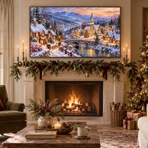 Pu&ograve; includere: Una stampa artistica rettangolare che raffigura un villaggio invernale innevato con un ponte in pietra, una chiesa e montagne sotto un cielo al tramonto, esposta sopra una mensola del camino decorata con ghirlande, candele e un albero di Natale.