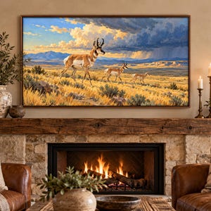Puede incluir: Una impresi&oacute;n de arte mural rectangular enmarcada que representa tres berrendos caminando por un paisaje de pradera dorada bajo un cielo dram&aacute;tico con nubes de tormenta oscuras y luz solar brillante, montada sobre una chimenea de piedra con repisa.