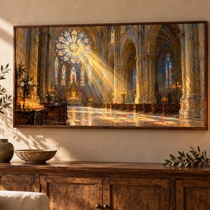 Puede incluir: Una impresi&oacute;n de arte mural rectangular que muestra una vista interior detallada de una catedral con un gran roset&oacute;n, columnas de piedra y rayos de luz dorados que caen sobre el suelo, enmarcada en un borde de madera oscura.