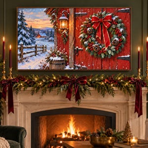 Pu&ograve; includere: Una stampa artistica rettangolare che raffigura un paesaggio invernale innevato con una porta di fienile rossa, una grande ghirlanda sempreverde con un fiocco rosso e una lanterna accesa sopra un camino decorato con verde.