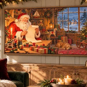 Pu&ograve; includere: Una stampa artistica da parete incorniciata che raffigura Babbo Natale in un laboratorio mentre legge una lunga pergamena. La scena include giocattoli, un cane che dorme su un tappeto e un paesaggio innevato visibile attraverso una finestra.