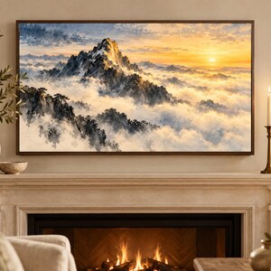 Puede incluir: Un cuadro rectangular de pared con un paisaje estilo acuarela de un pico monta&ntilde;oso nevado que se eleva sobre una densa capa de nubes al atardecer, con luz dorada iluminando el cielo y formaciones rocosas oscuras y escarpadas visibles.