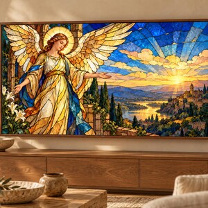 Puede incluir: Una pieza de arte mural rectangular que presenta una ilustraci&oacute;n estilo vitral de un &aacute;ngel con grandes alas doradas y un halo. El &aacute;ngel se encuentra frente a un paisaje con un amanecer, un r&iacute;o y un pueblo en la colina, en tonos azules y dorados.