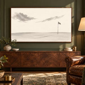 Puede incluir: Una gran pieza de arte mural rectangular que presenta una ilustraci&oacute;n de paisaje minimalista en tonos crema, beige y gris. La obra representa un campo plano y abierto bajo un cielo nublado con una bandera de golf en la distancia.