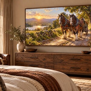 Puede incluir: Una gran pantalla de televisi&oacute;n rectangular montada en la pared muestra una pintura de paisaje de dos caballos de tiro marrones tirando de un carro de madera por un camino de tierra, con una puesta de sol sobre un lago y monta&ntilde;as al fondo, sobre una c&oacute;moda de madera.