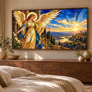 Puede incluir: Una pieza de arte mural rectangular que presenta una ilustraci&oacute;n estilo vidriera de un &aacute;ngel con grandes alas doradas y una t&uacute;nica fluida. La escena muestra un amanecer sobre un paisaje costero con un pueblo, colinas y un r&iacute;o de fondo.