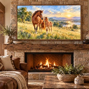 Puede incluir: Una impresi&oacute;n de arte mural rectangular que muestra una pintura de un caballo marr&oacute;n y un potro en un prado cubierto de hierba al atardecer, con colinas y un r&iacute;o al fondo, montada sobre una chimenea de piedra con fuego encendido.