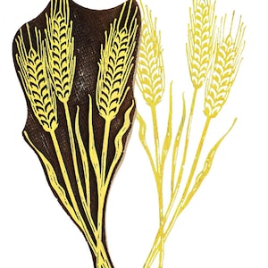 Peut inclure: Un tampon en bois brun foncé présentant un motif sculpté de trois épis de blé, accompagné d'une impression à l'encre jaune du même motif de blé positionné à droite, révélant la texture détaillée des épis et des tiges de céréales.
