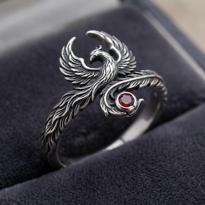 Bague Phénix en argent, pierre rouge, ailes sculptées, détails de plumes, bijou mythologique