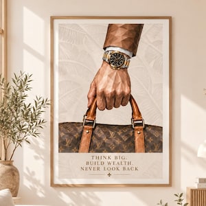 Può includere: Una stampa artistica incorniciata con un'illustrazione low-poly di una mano che indossa un orologio metallico e tiene una borsa da viaggio marrone con monogramma. Il testo recita: THINK BIG. BUILD WEALTH. NEVER LOOK BACK. Sfondo con foglie.