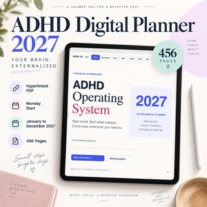 Może przedstawiać: Tablet cyfrowy wyświetlający planer ADHD na rok 2027 z 456 stronami. Ekran pokazuje tekst ADHD Operating System, kalendarz na 2027 rok oraz zakładki nawigacyjne. Interfejs obejmuje rozpoczęcie tygodnia w poniedziałek oraz funkcje hiperłączy w formacie PDF.