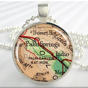 Collar con mapa de Palm Springs, dije de resina, colgante con mapa de resort de California, joyería con imagen de vacaciones, redondo de plata, dije con mapa de vacaciones 733RS