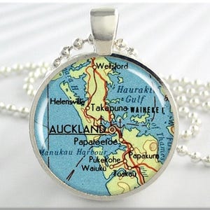 Pendentif carte d'Auckland, breloque en résine, collier carte d'Auckland en Nouvelle-Zélande, bijoux photo, argent rond, breloque carte, cadeau de voyage 296RS