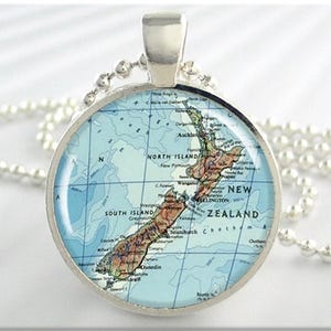 Pendentif carte de la Nouvelle-Zélande, breloque en résine, collier carte de la Nouvelle-Zélande, bijoux photo, argent rond, cadeau de moins de 20 ans, breloque carte, cadeau de voyage 613RS