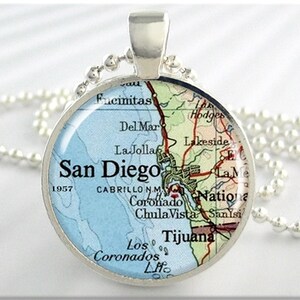 Colgante de resina con el mapa de San Diego, San Diego, California, collar con mapa, joyería con imagen, regalo por menos de 20 dólares, plata redonda 217RS